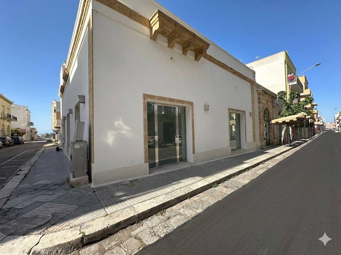 Edificio commerciale o terziario in vendita a Gallipoli, Corso Roma