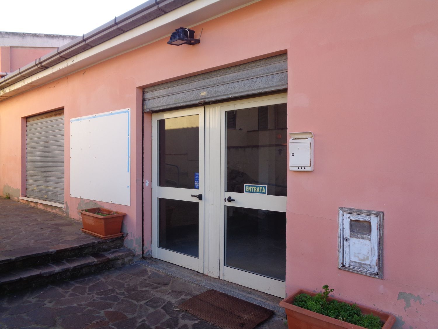 Locale commerciale in vendita a Tratalias