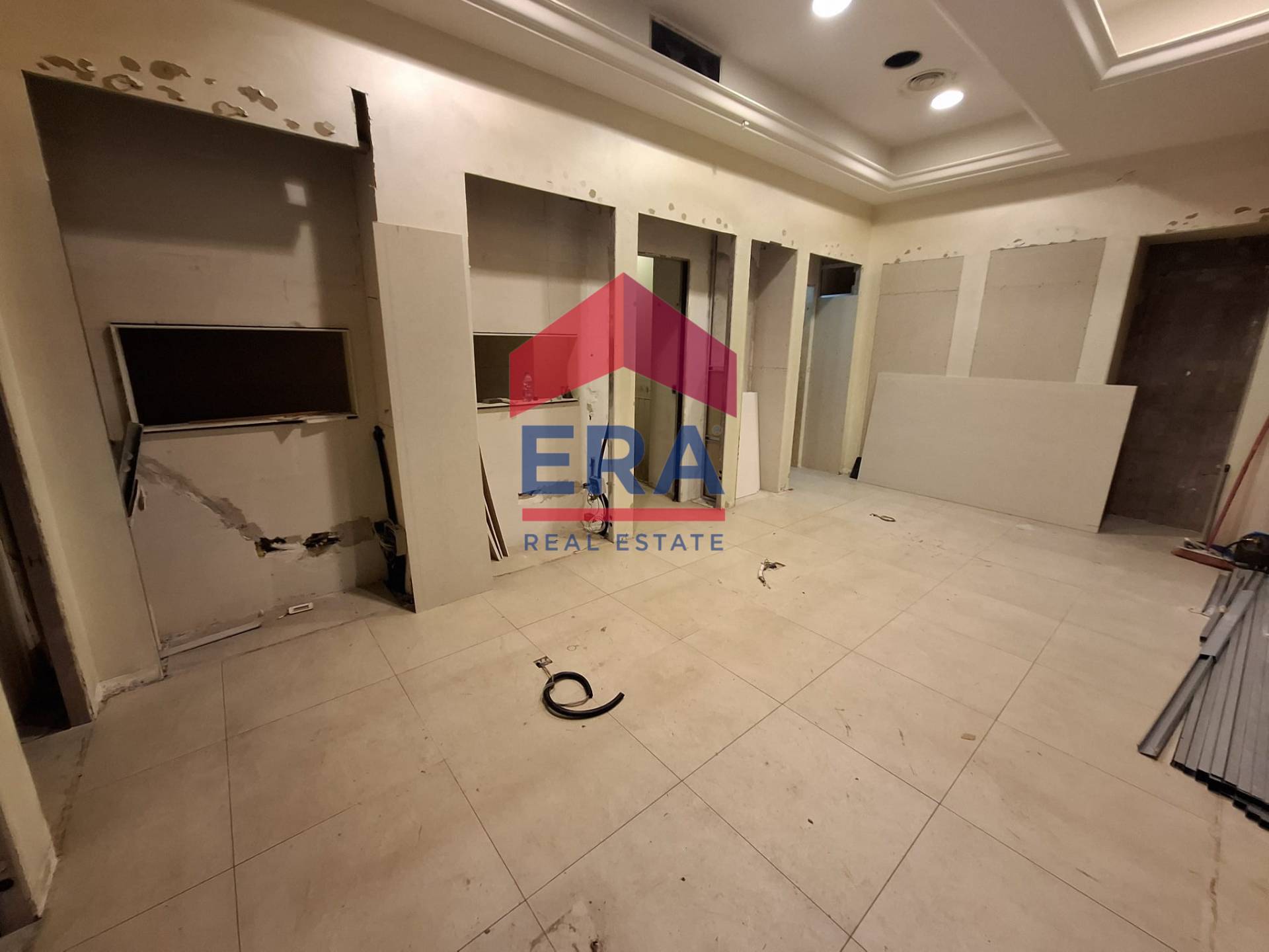 Locale Commerciale in vendita a Roma, Colli Albani