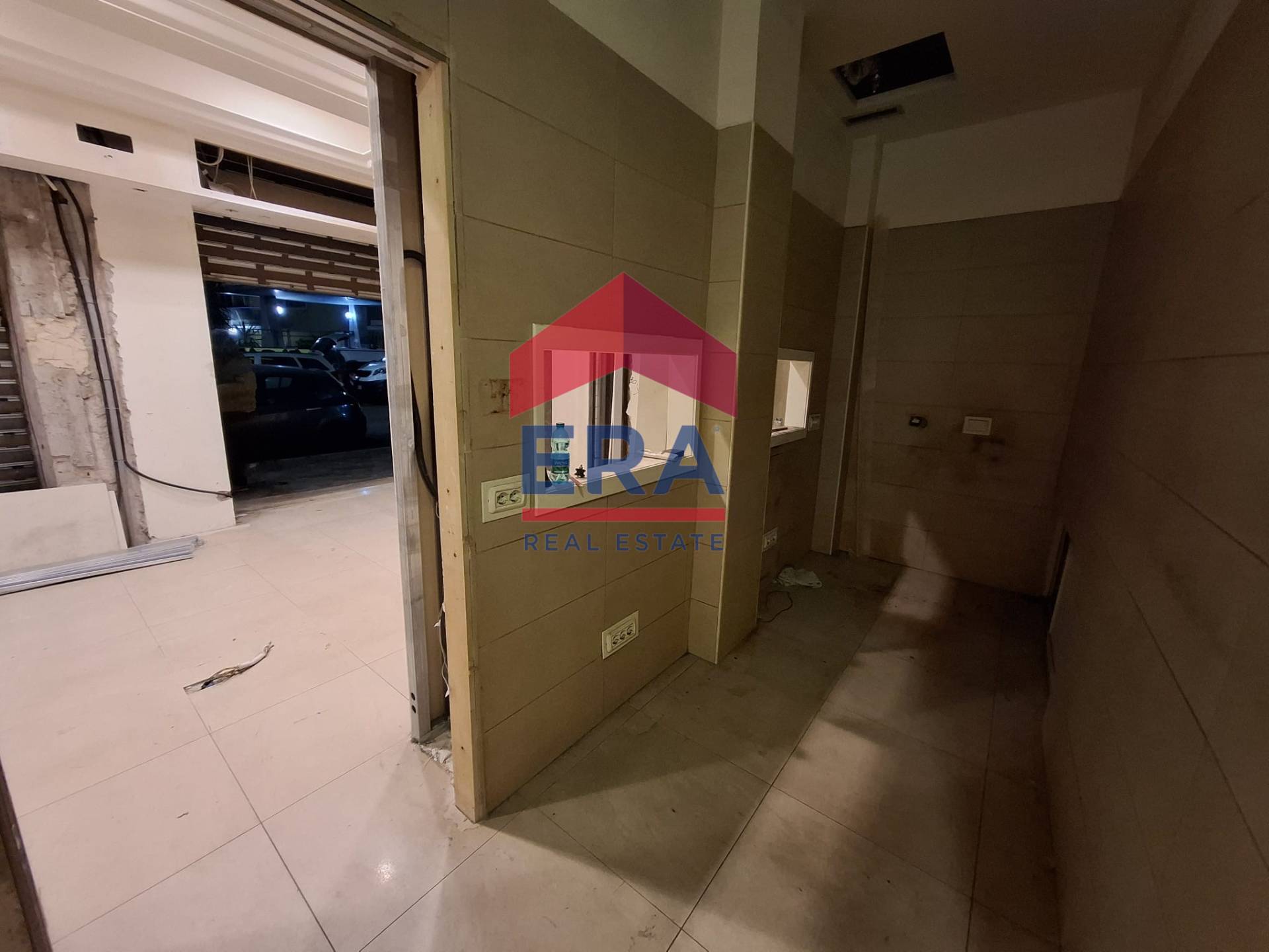 Locale Commerciale in vendita a Roma, Colli Albani