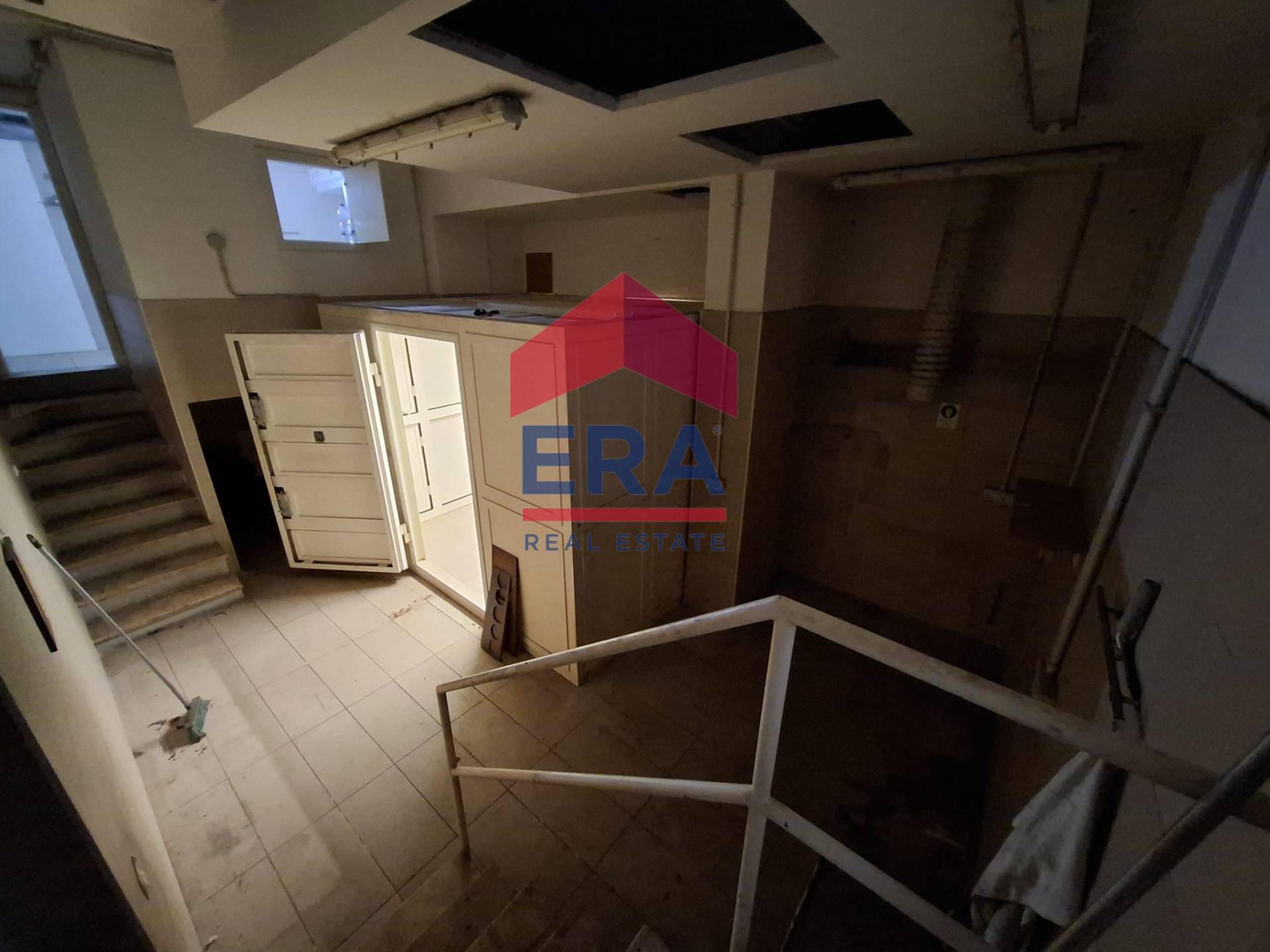 Locale Commerciale in vendita a Roma, Colli Albani