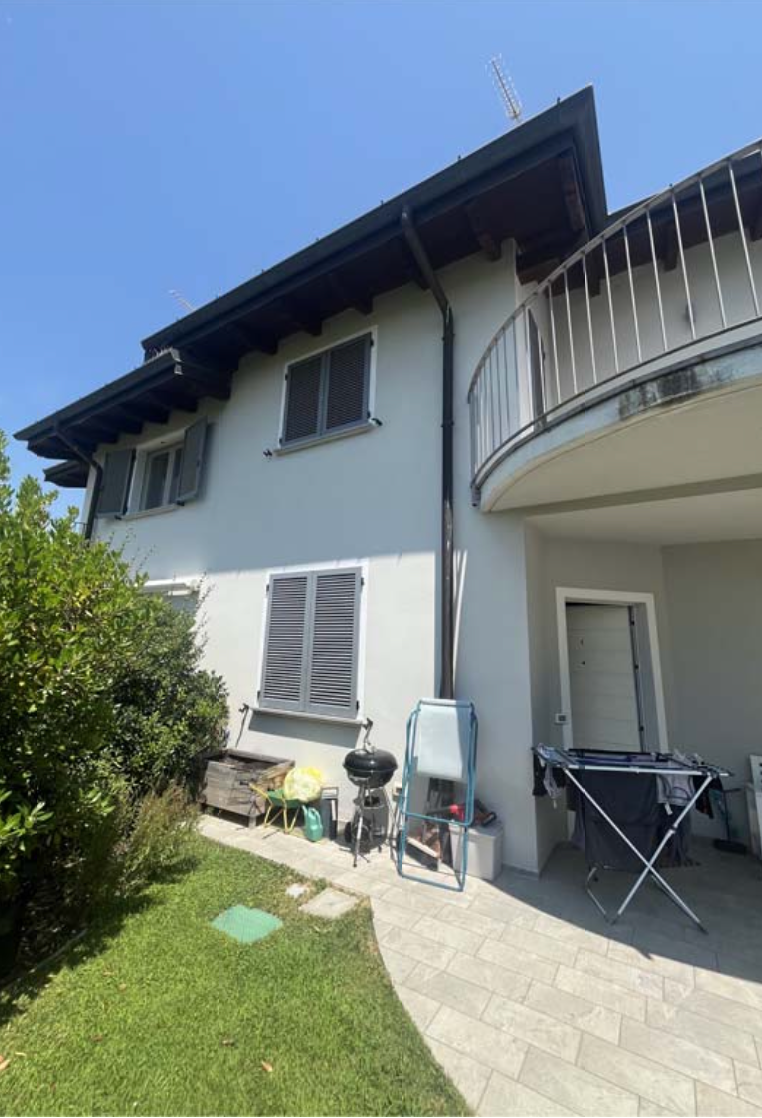 Casa indipendente con terrazzi a Zenevredo