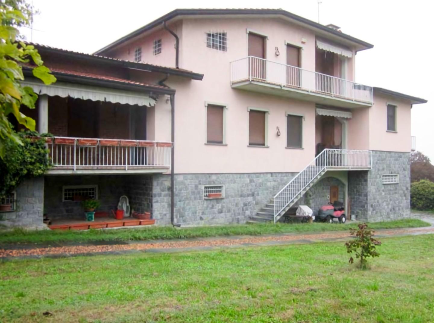 Villa con giardino a Castana