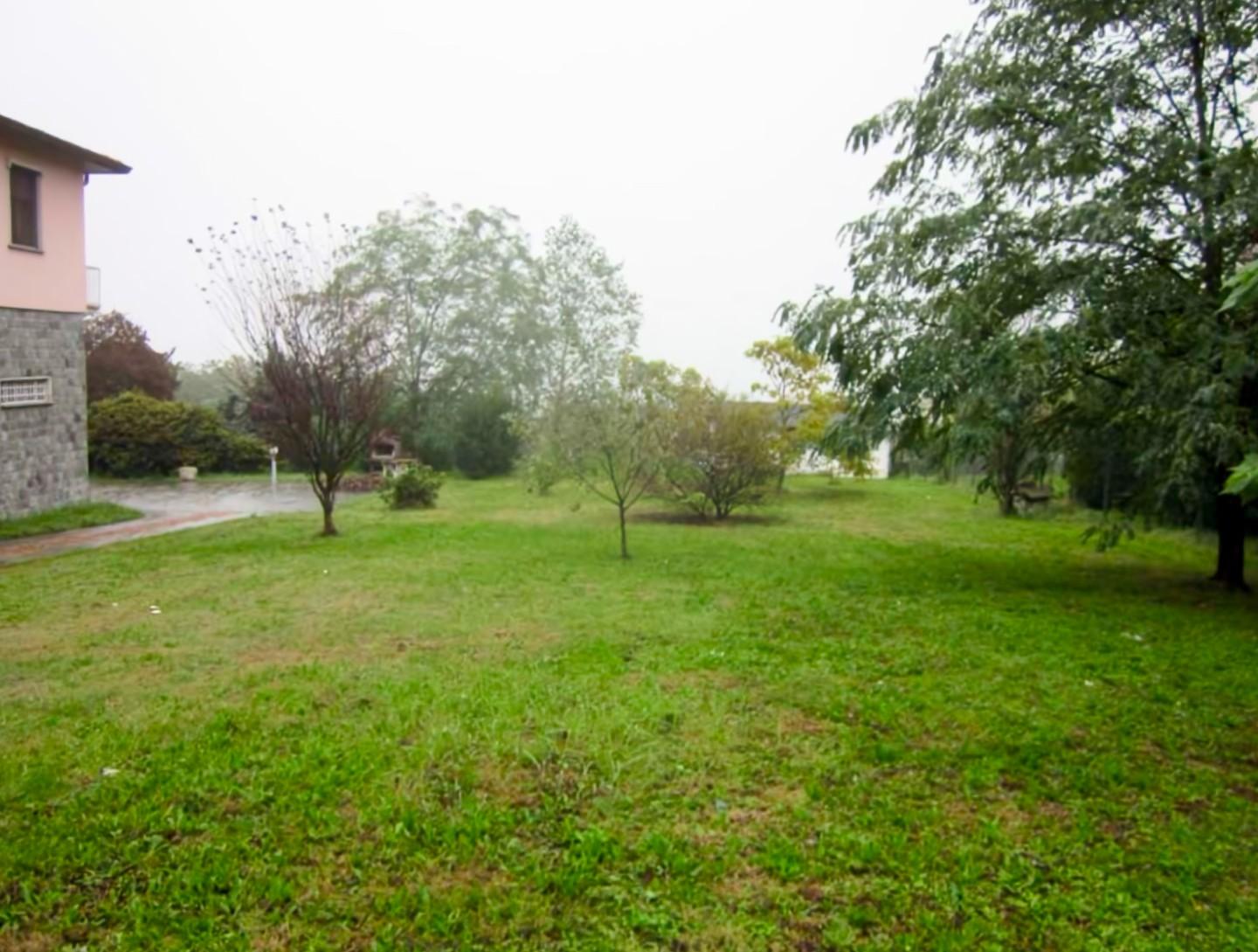 Villa con giardino a Castana