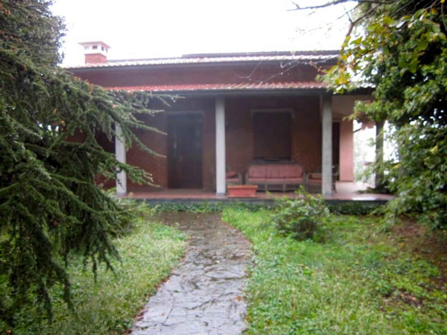 Villa con giardino a Castana