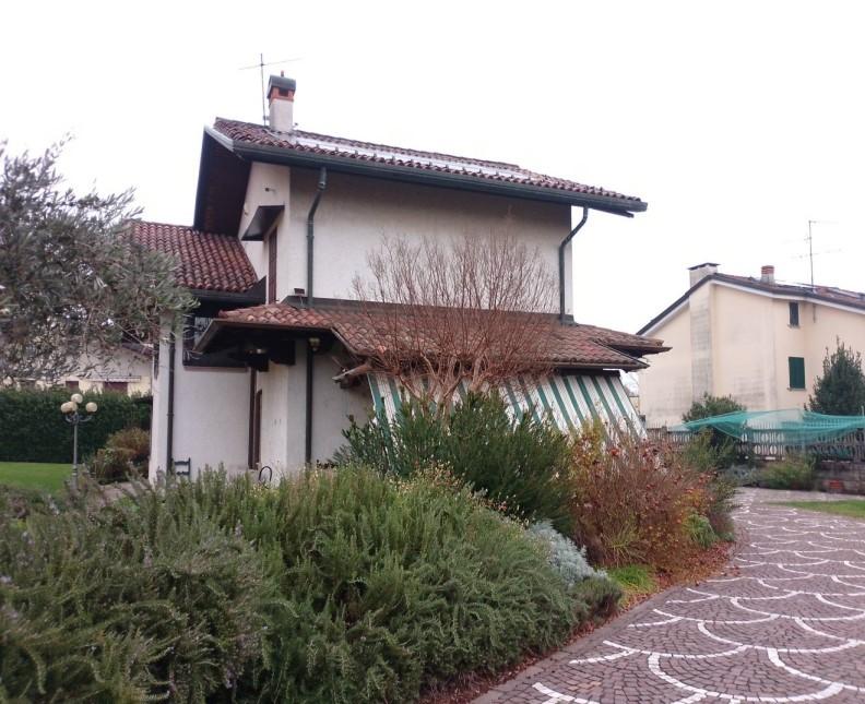 Villa con giardino a Usmate Velate
