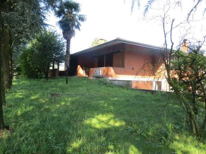 Villa in vendita a Ozzero