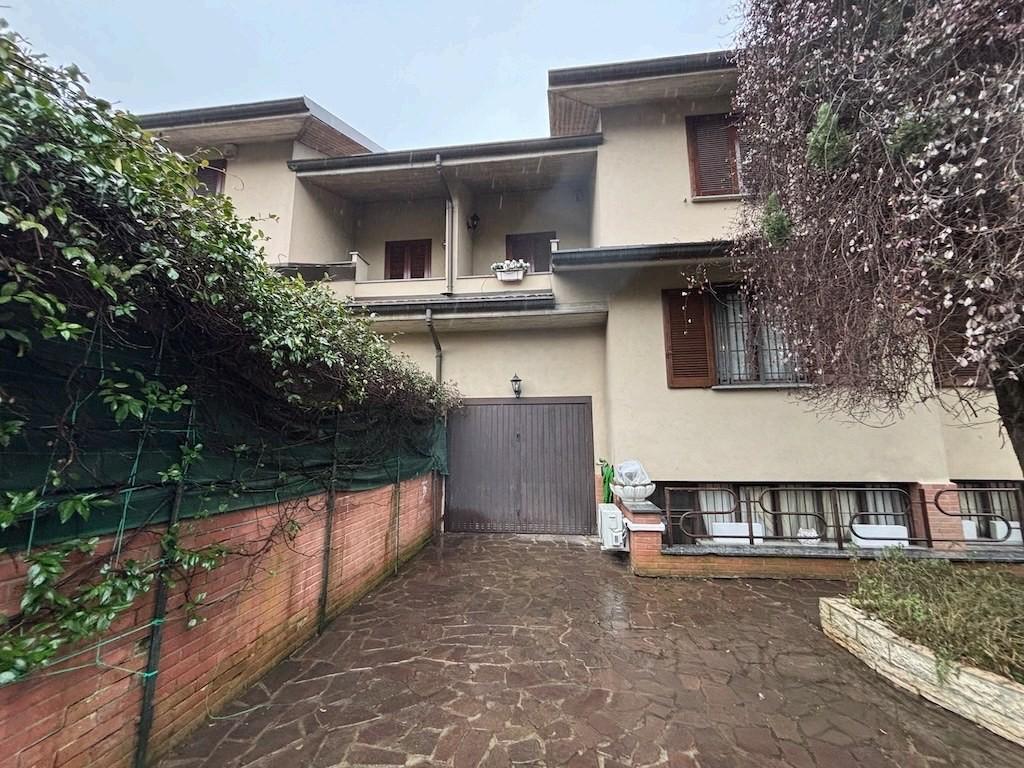 Villa Bifamiliare in vendita a Agrate Brianza