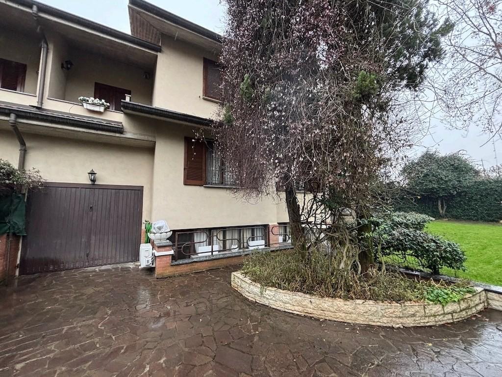 Villa Bifamiliare in vendita a Agrate Brianza