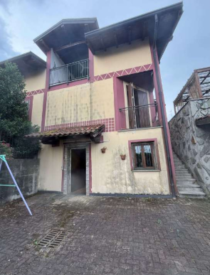 Villa con giardino a Divignano