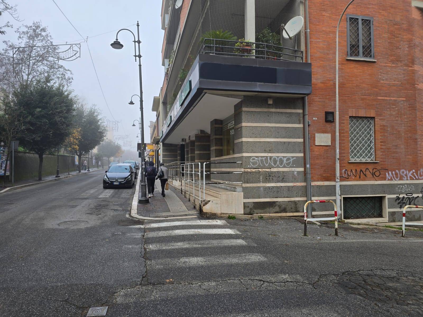 Locale commerciale in affitto a Monterotondo, Monterotondo Paese