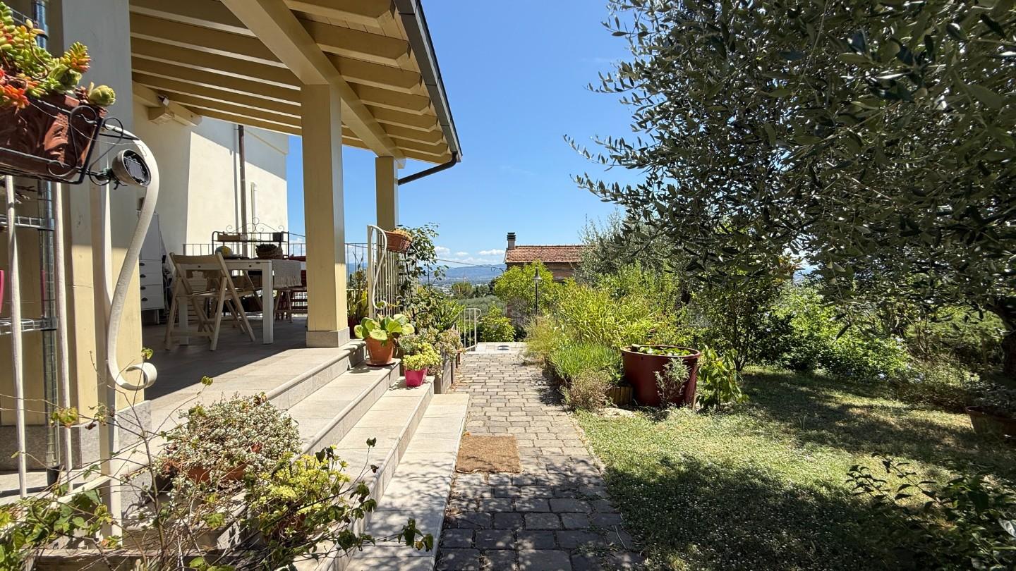 Villa con giardino a Montecarlo