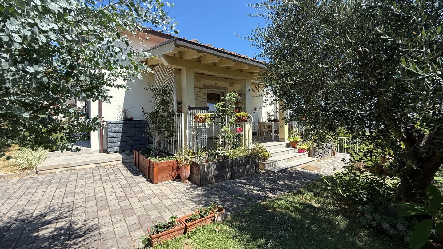 Villa con giardino a Montecarlo