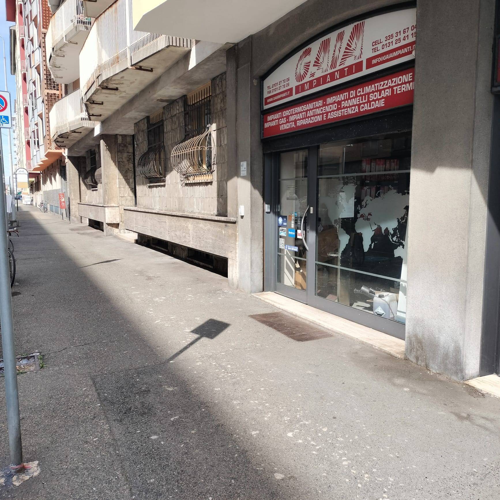 Locale commerciale in vendita a Alessandria, Centro-P.zza Matteotti