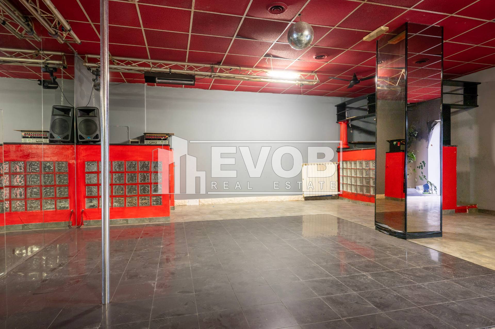 Locale commerciale in vendita a Moncalieri, San Pietro