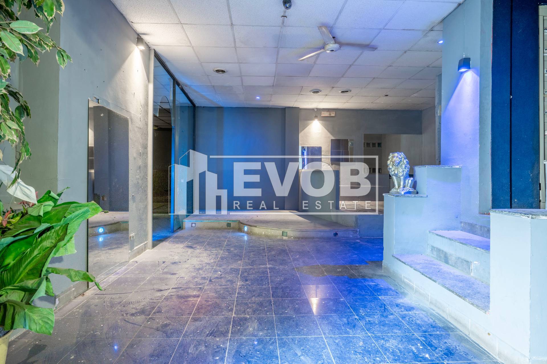 Locale commerciale in vendita a Moncalieri, San Pietro