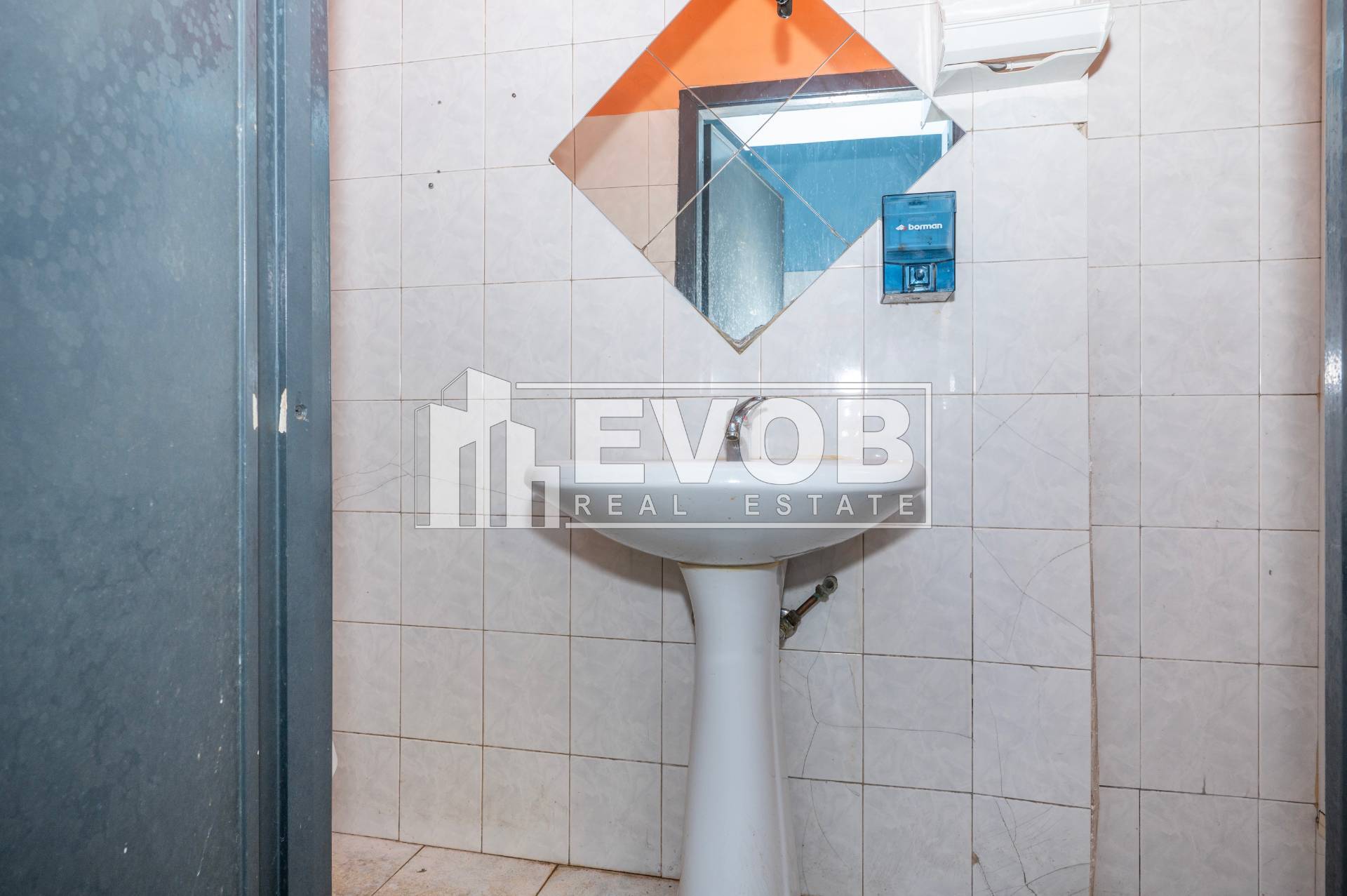 Locale commerciale in vendita a Moncalieri, San Pietro