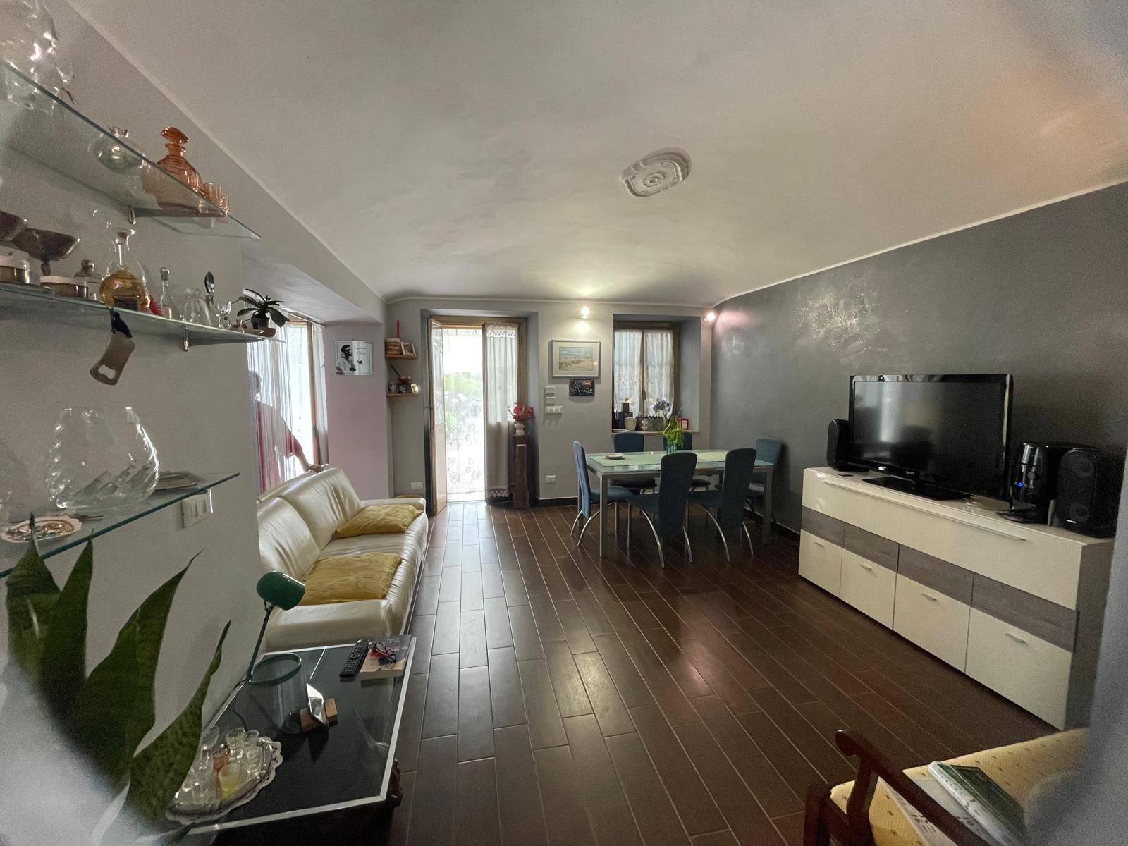 Rustico in vendita a Collegno, Borgonuovo