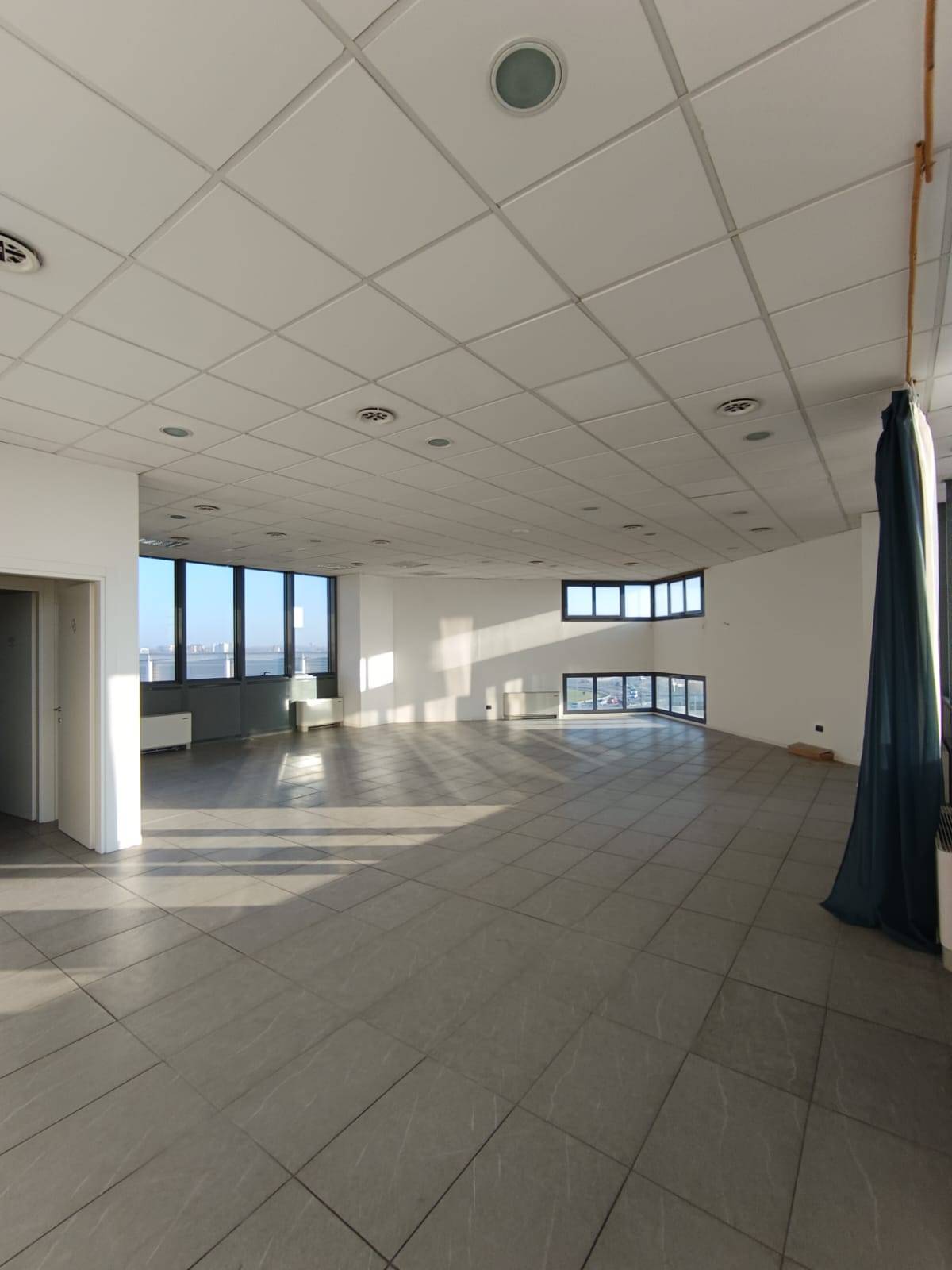 Locale commerciale in vendita a Modena, Modena est