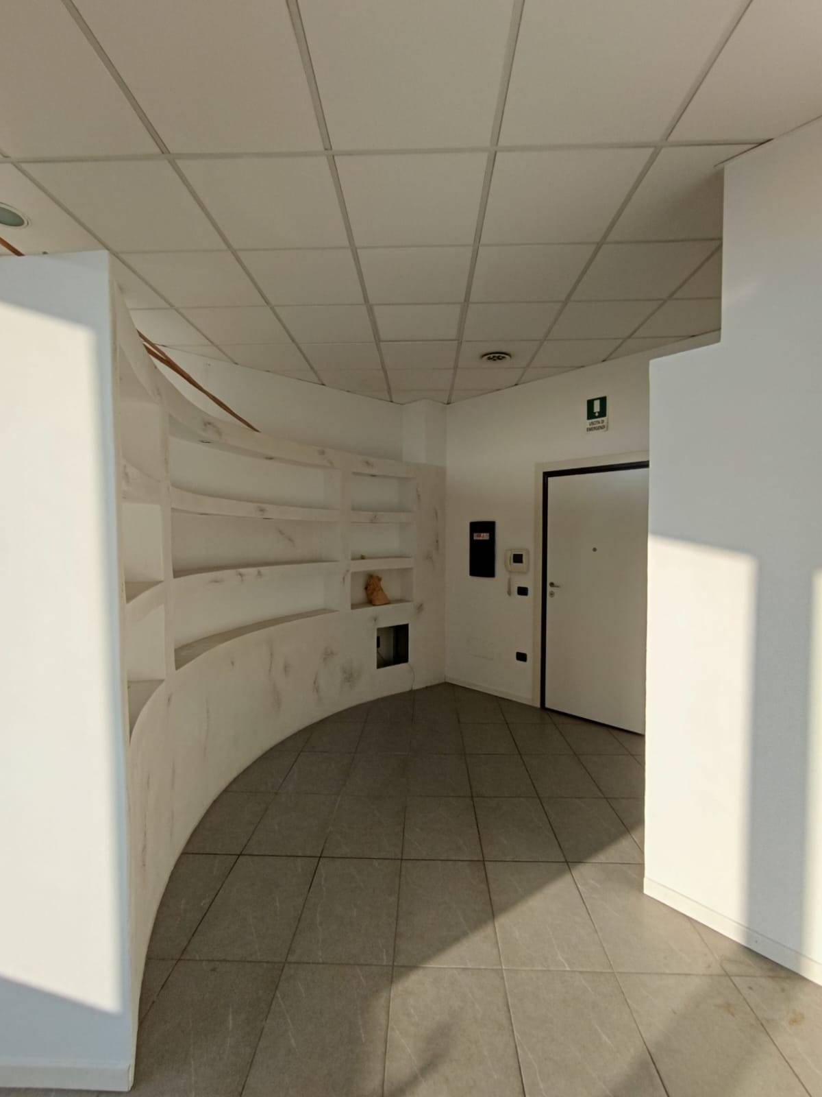 Locale commerciale in vendita a Modena, Modena est