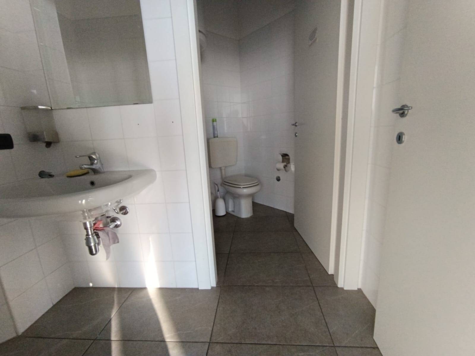 Locale commerciale in vendita a Modena, Modena est