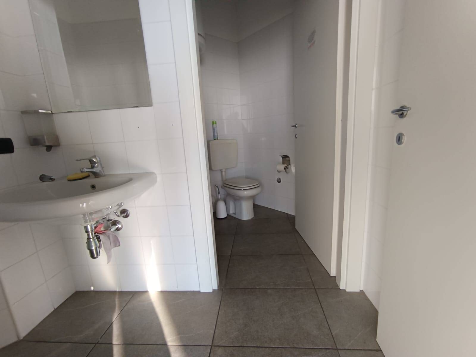 Locale commerciale in vendita a Modena, Modena est