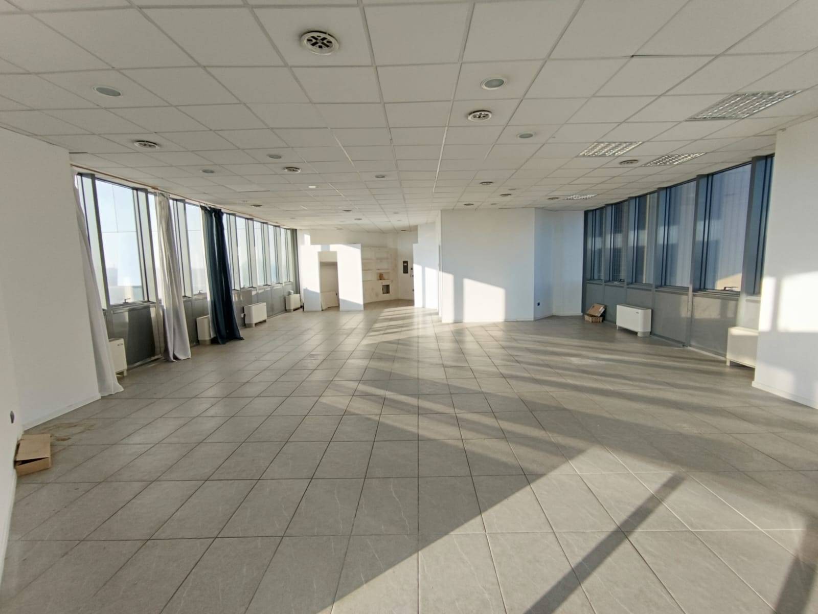 Locale commerciale in vendita a Modena, Modena est