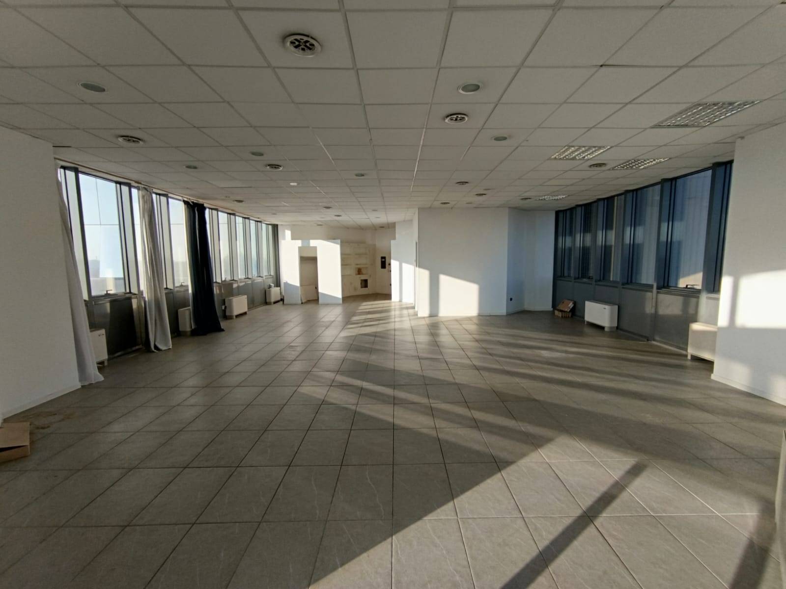 Locale commerciale in vendita a Modena, Modena est