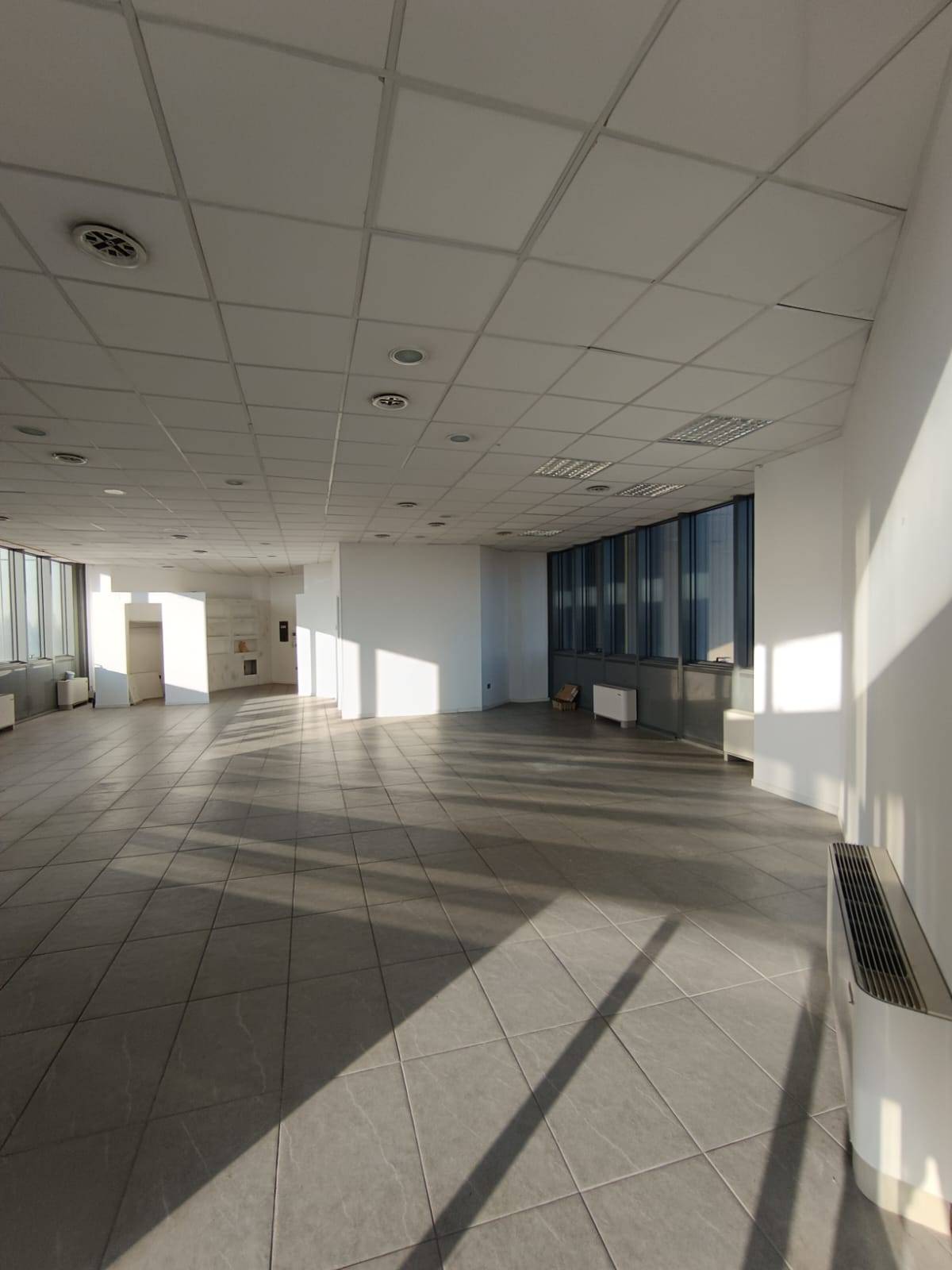 Locale commerciale in vendita a Modena, Modena est