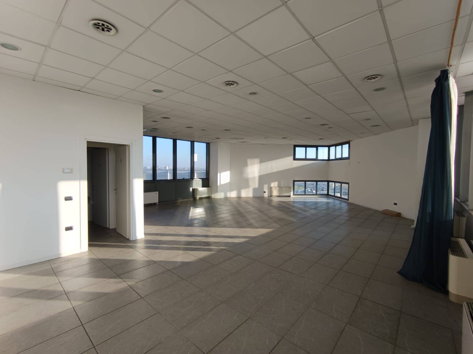 Locale commerciale in vendita a Modena, Modena est