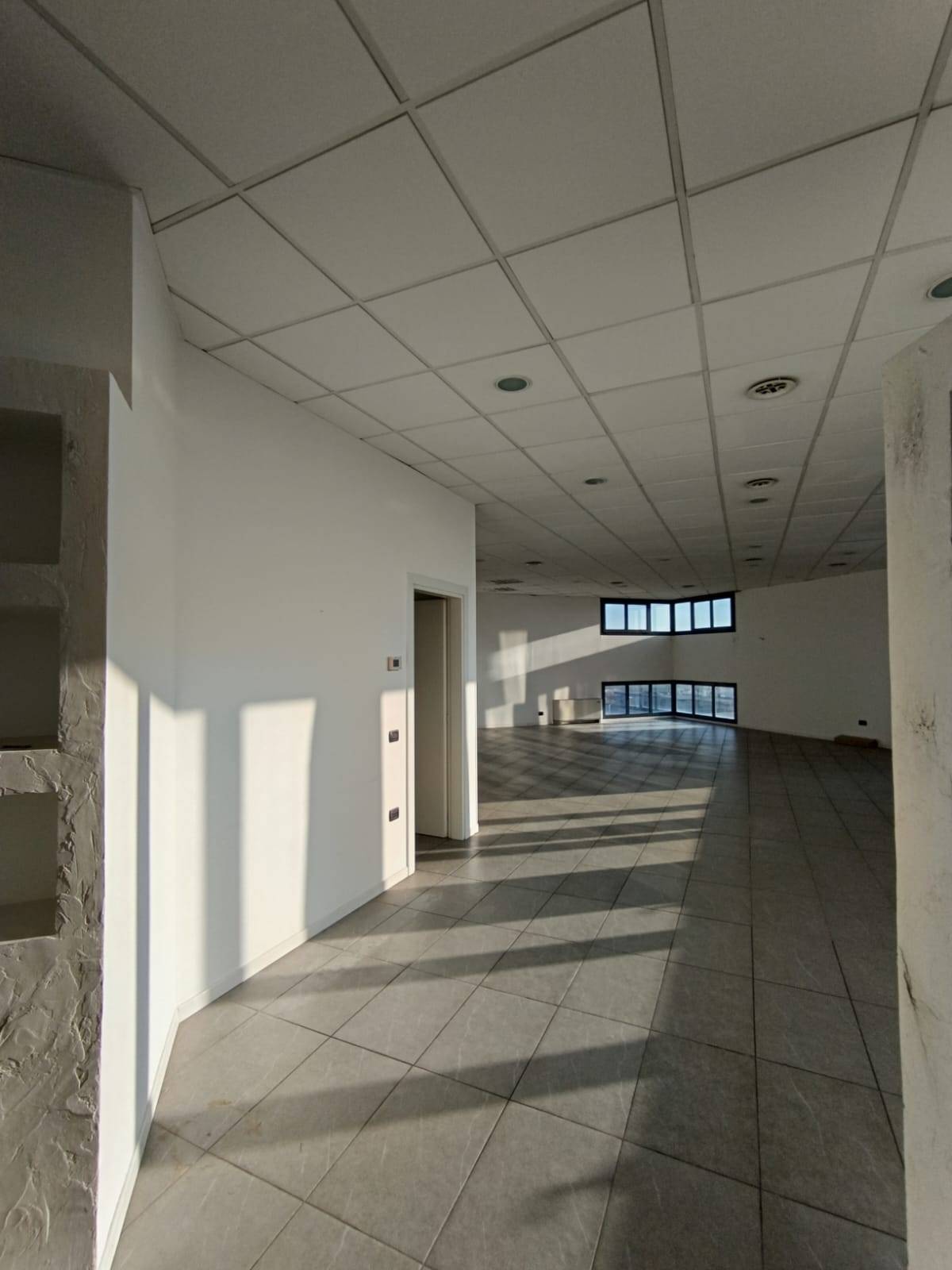 Locale commerciale in vendita a Modena, Modena est