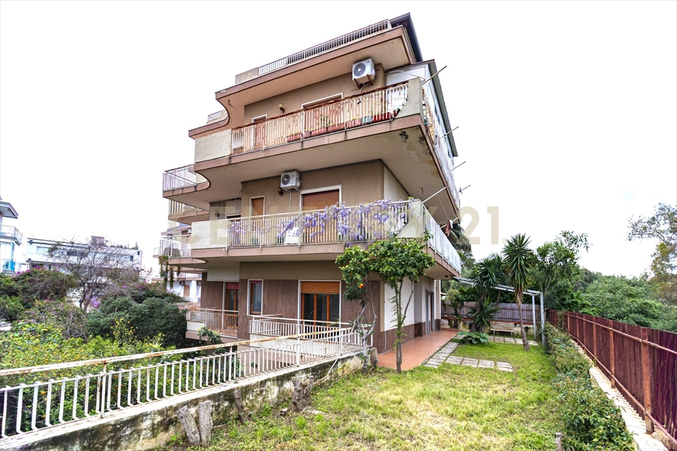 Quadrilocale con giardino in via elio vittorini, Aci Castello