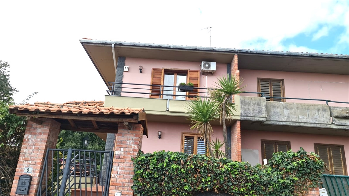 Villa con giardino in via volturno 7, Mascalucia