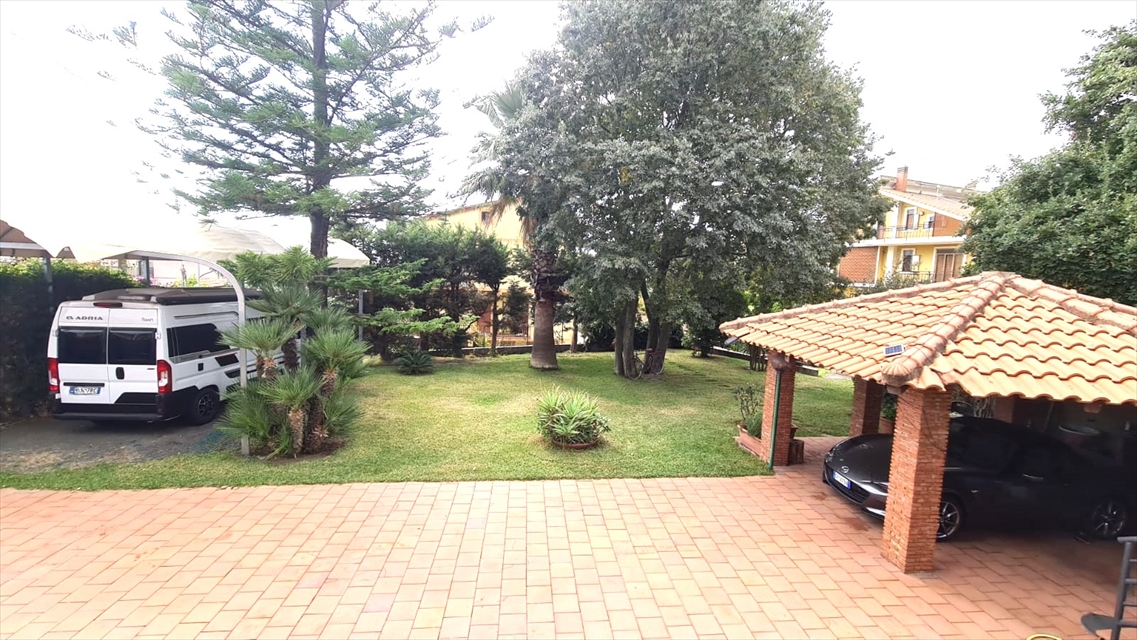 Villa con giardino in via volturno 7, Mascalucia