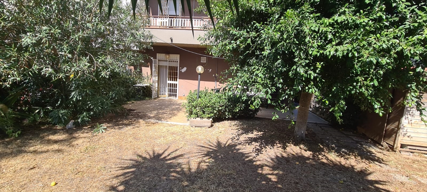 Trilocale con giardino in via mario rapisardi, Aci Castello
