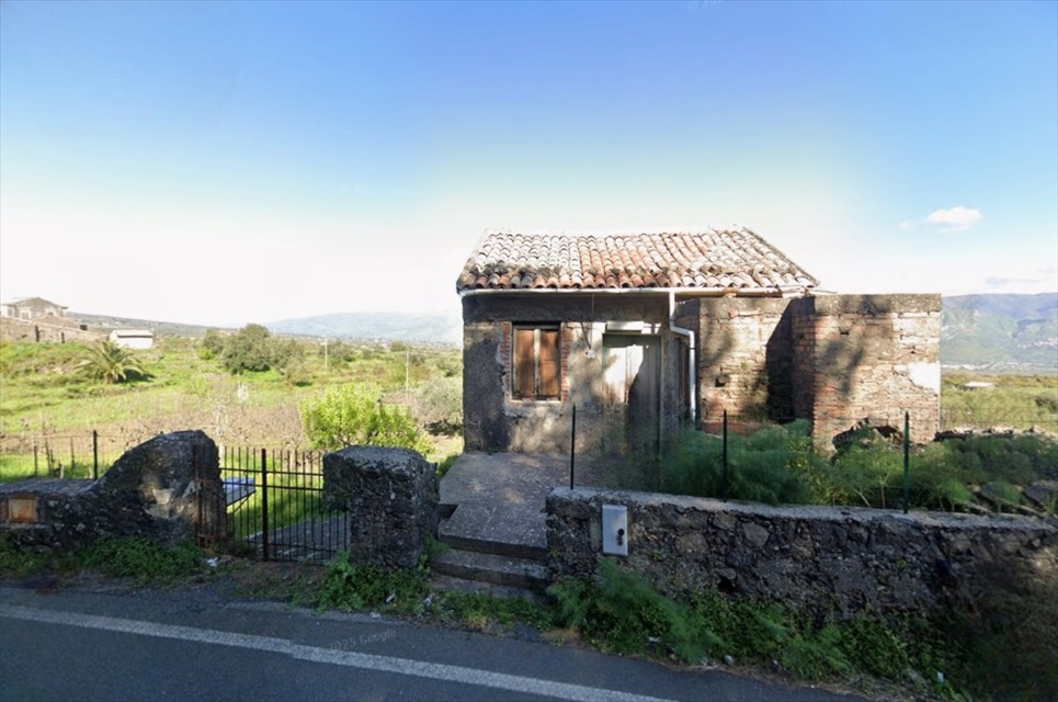 Terreno con giardino in passopisciaro, Castiglione di Sicilia