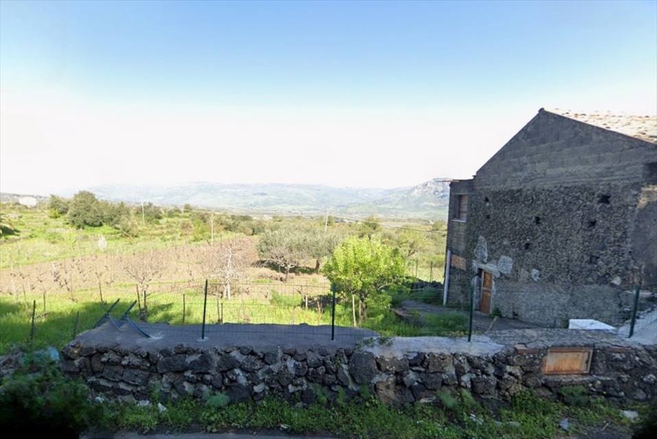 Terreno con giardino in passopisciaro, Castiglione di Sicilia