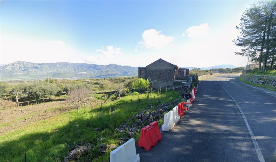 Terreno con giardino in passopisciaro, Castiglione di Sicilia
