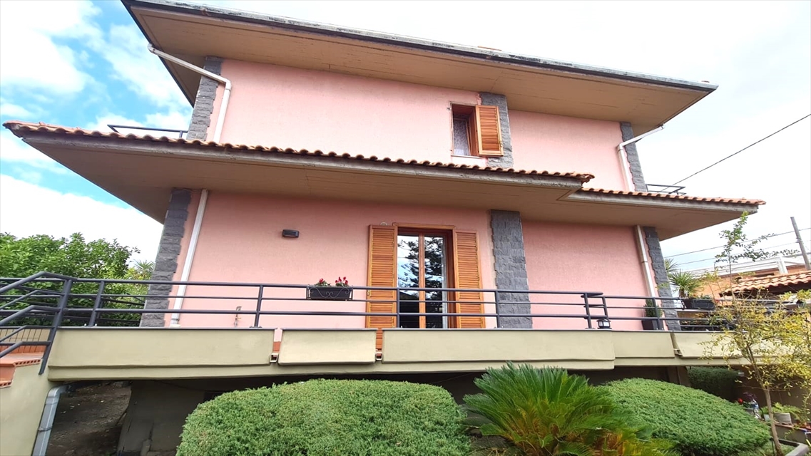 Villa con giardino in via volturno 7, Mascalucia