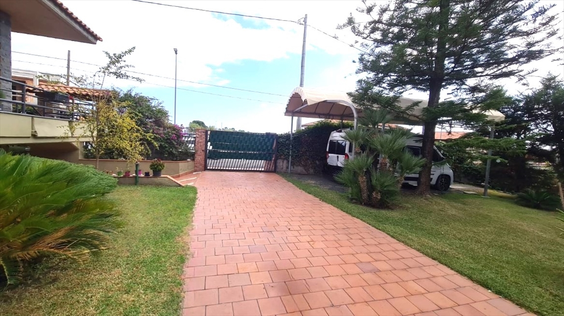 Villa con giardino in via volturno 7, Mascalucia