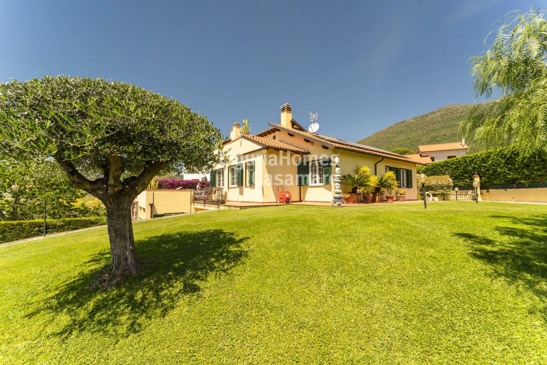 Villa in vendita a Cisano sul Neva