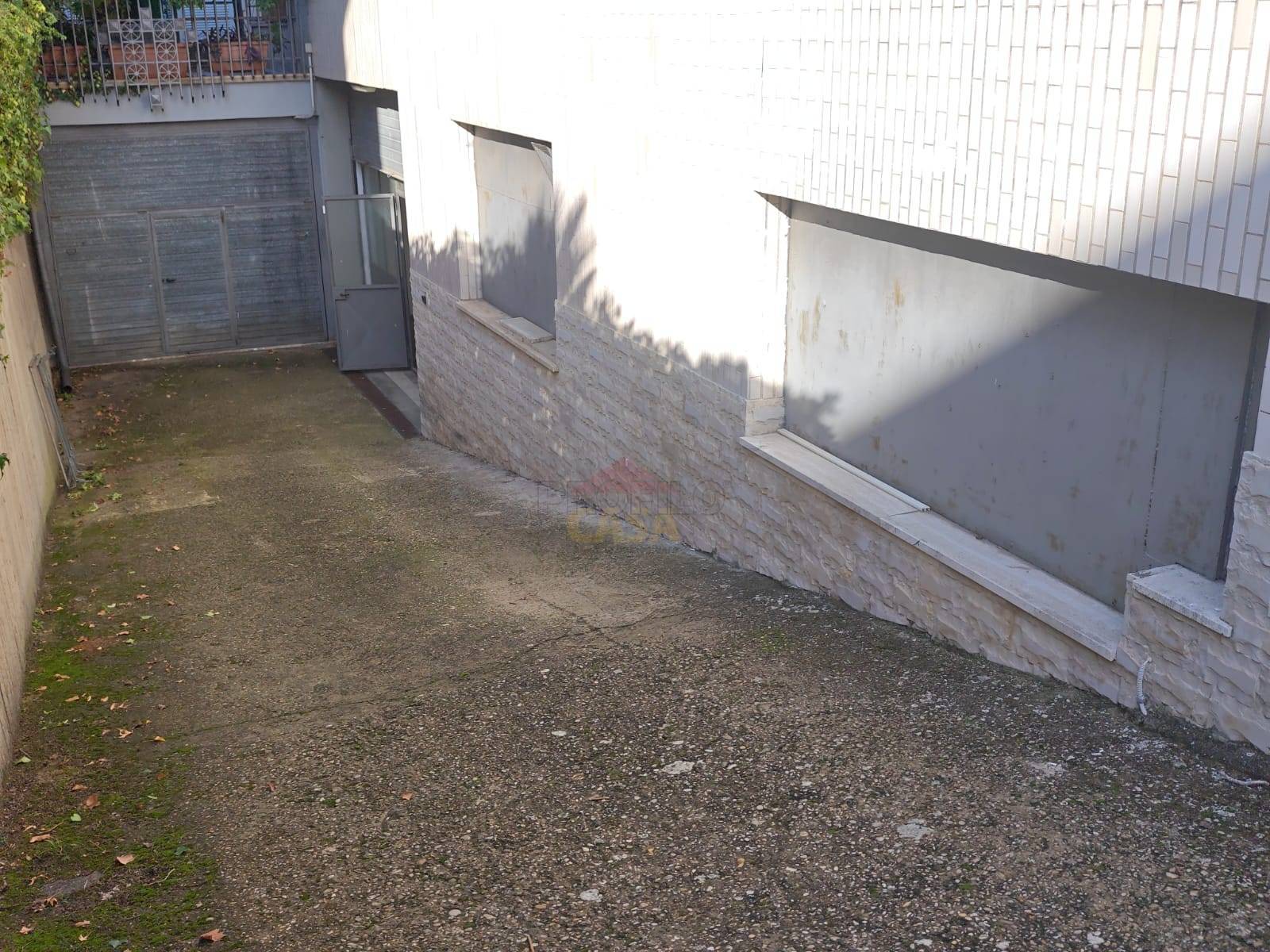 Attivit commerciale in affitto a Roma, Villa Verde