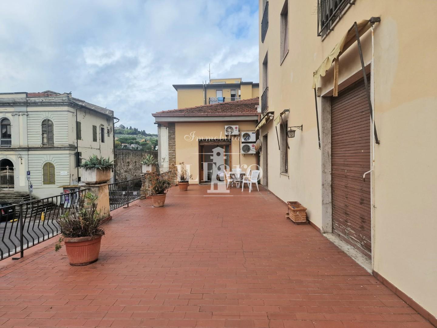 Appartamento con terrazzi a Signa