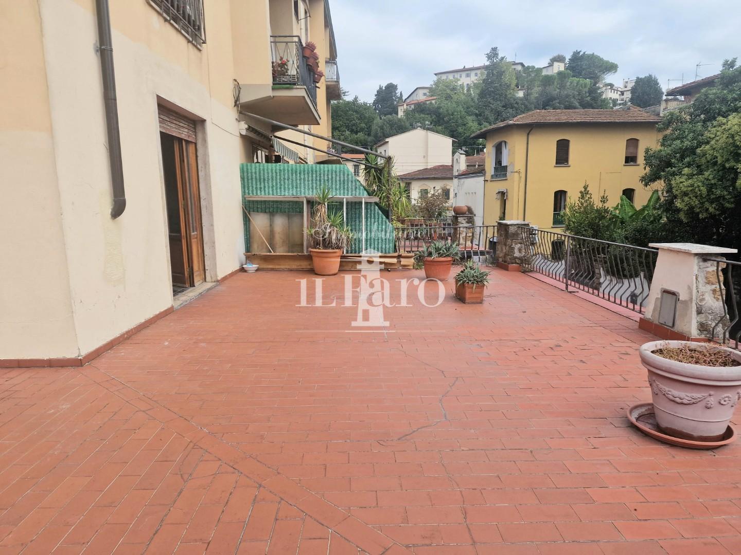 Appartamento con terrazzi a Signa