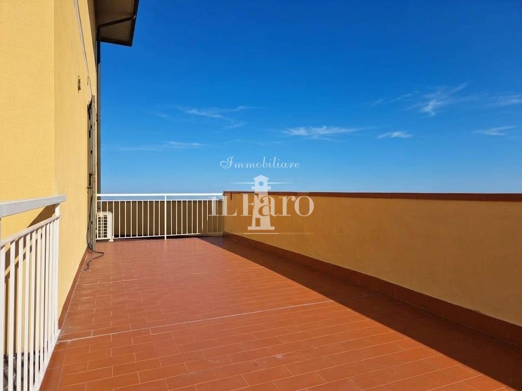Appartamento con terrazzo a Signa