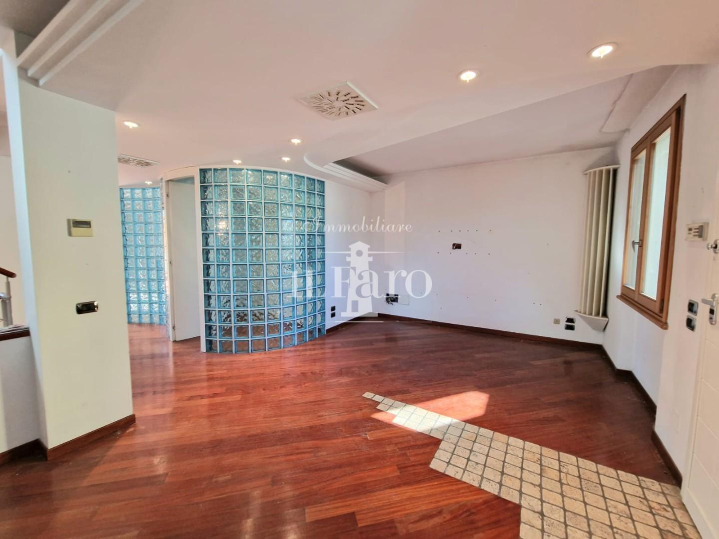 Villa Bifamiliare con terrazzo a Signa