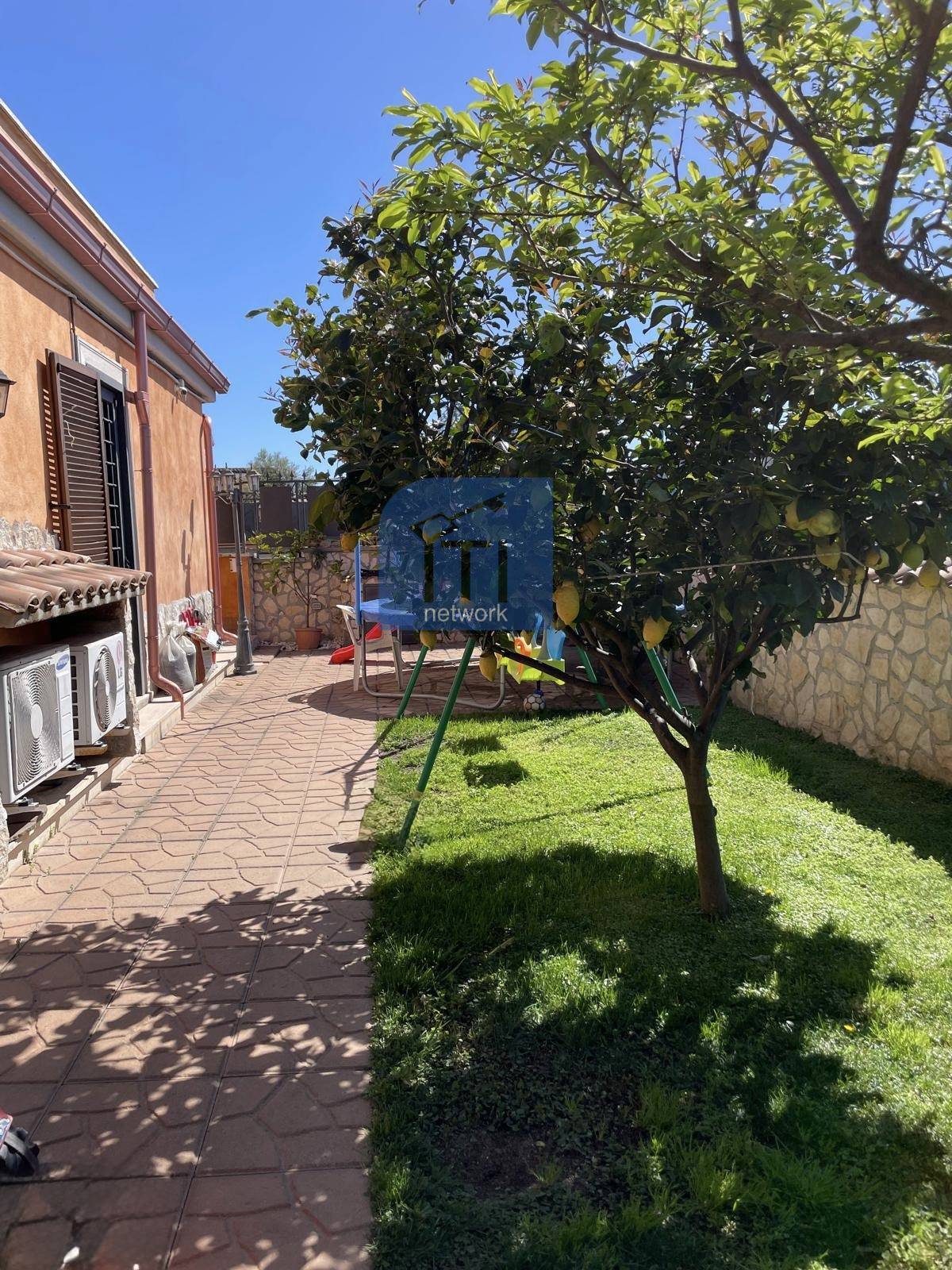 Villa a schiera in vendita a Pomezia, Centro