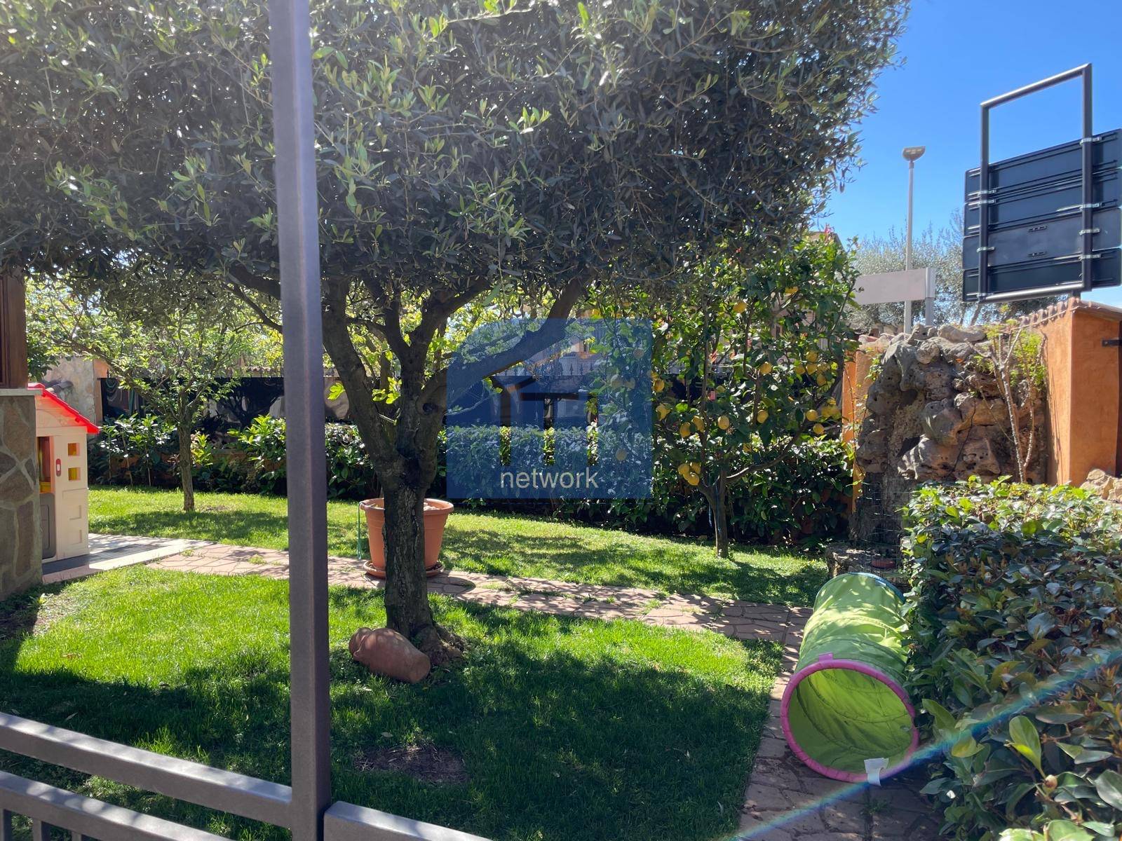 Villa a schiera in vendita a Pomezia, Centro