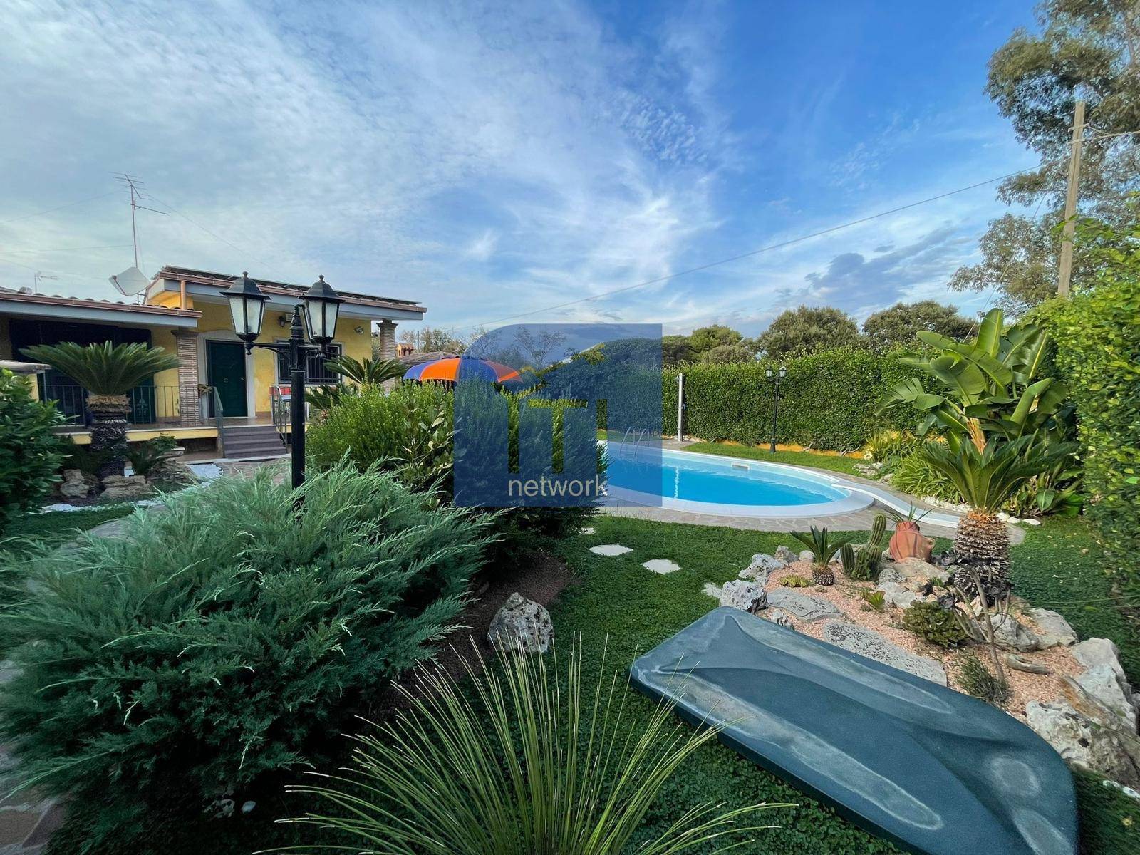 Villetta bifamiliare in vendita a Ardea, Nuova Florida