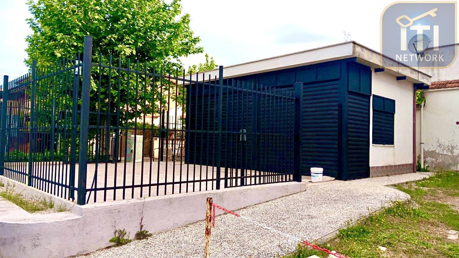 Locale Commerciale in vendita a Ardea, Tor San Lorenzo Mare